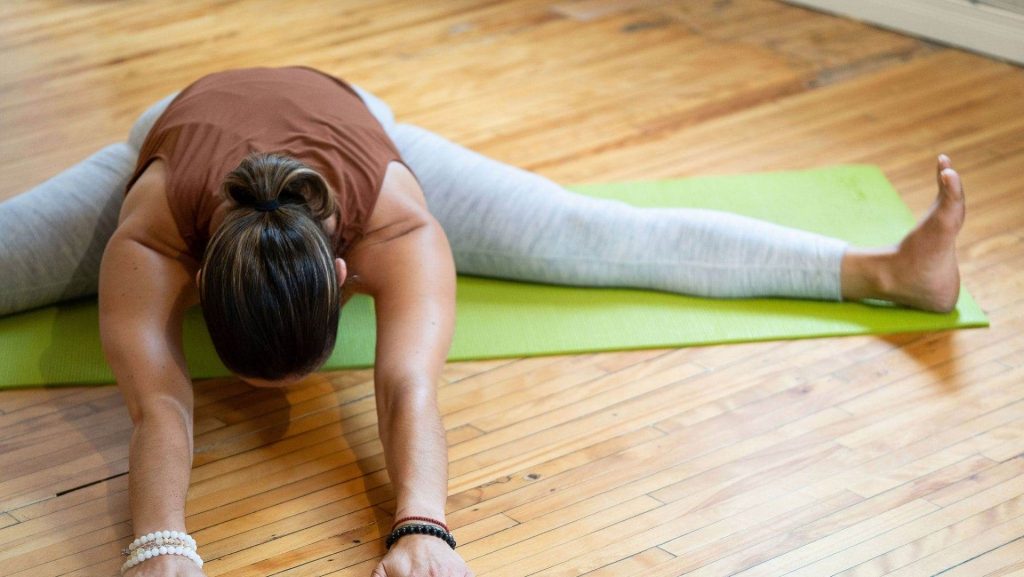 Constandina Mourelatos qui pratique le yoga
